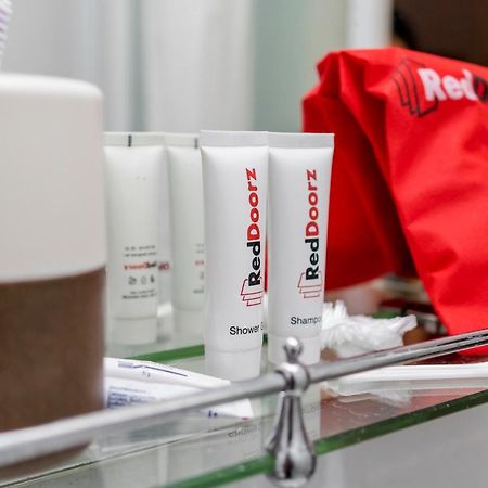 Reddoorz Premium Near Pantai Losari 2 Makassar Exteriör bild