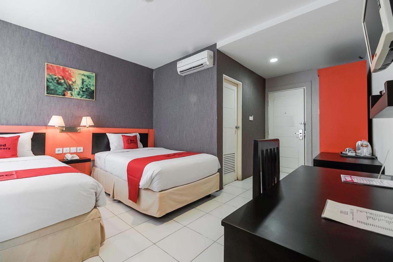 Reddoorz Premium Near Pantai Losari 2 Makassar Exteriör bild