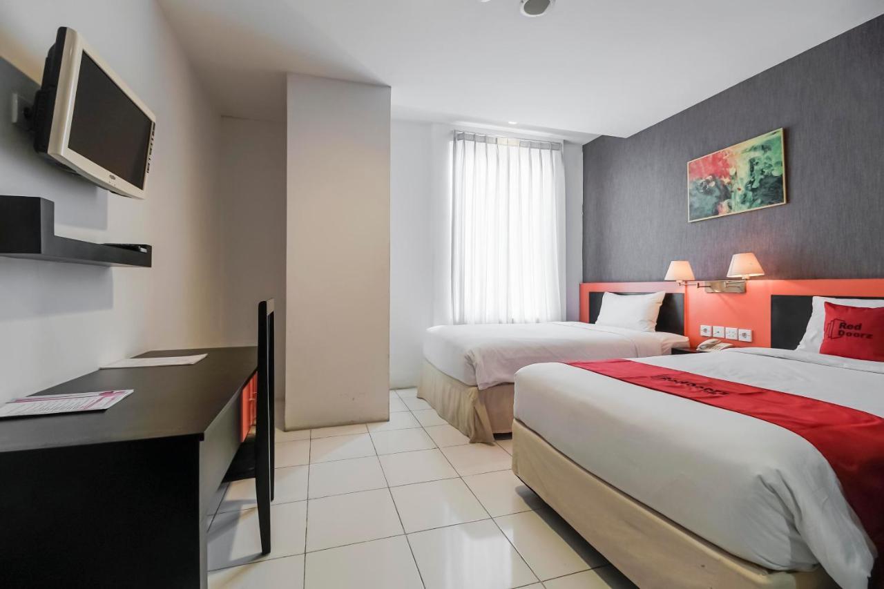 Reddoorz Premium Near Pantai Losari 2 Makassar Exteriör bild