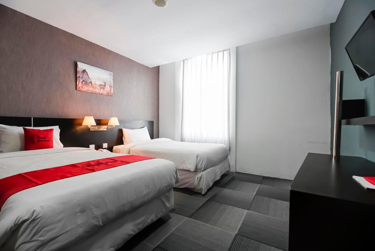 Reddoorz Premium Near Pantai Losari 2 Makassar Exteriör bild